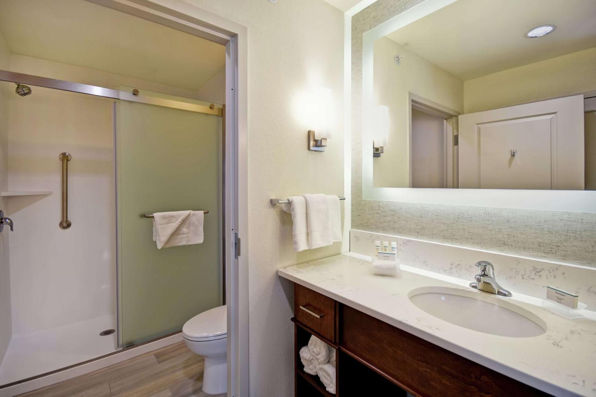 Hotel Homewood By Hilton Airport